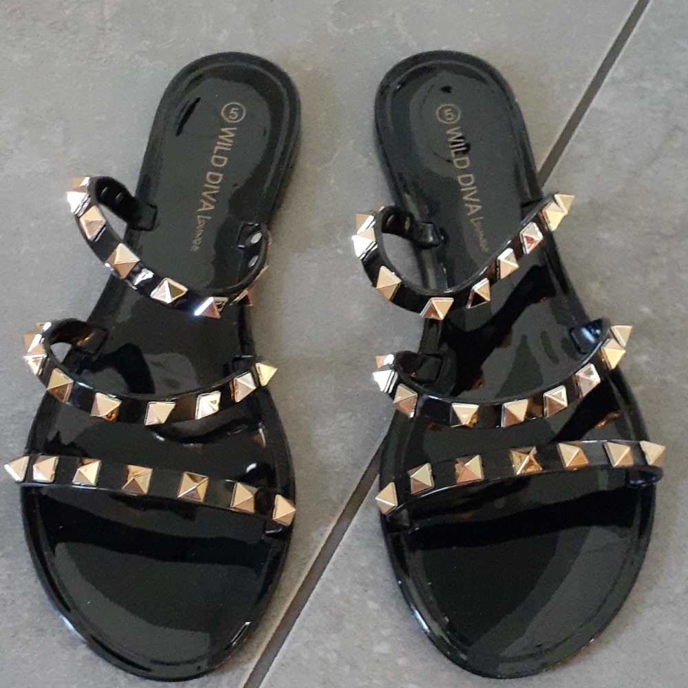 Sandles - Picture 2 of 3